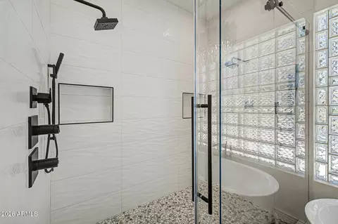 Bath - 302 E Harmont Dr, Phoenix, AZ 85020 photo 3 of 7
