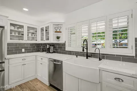 Kitchen - 302 E Harmont Dr, Phoenix, AZ 85020 photo 5 of 5