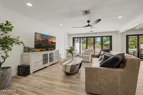 Living - 302 E Harmont Dr, Phoenix, AZ 85020 photo 2 of 3