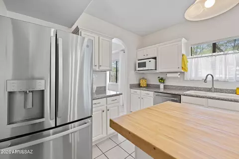Kitchen - 1045 E Nuestro St, Oracle, AZ 85623 photo 4 of 6