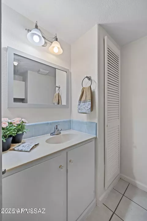 Bath - 1045 E Nuestro St, Oracle, AZ 85623 photo 1 of 7