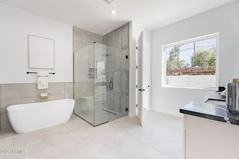 Bath - 707 E Ocotillo Rd, Phoenix, AZ 85014 photo 1 of 8