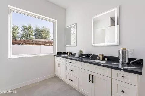 Bath - 707 E Ocotillo Rd, Phoenix, AZ 85014 photo 3 of 8