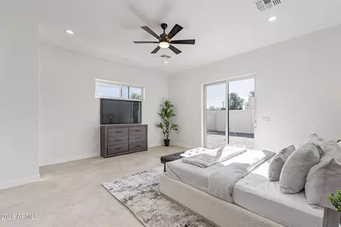 Bedroom - 707 E Ocotillo Rd, Phoenix, AZ 85014 photo 1 of 10