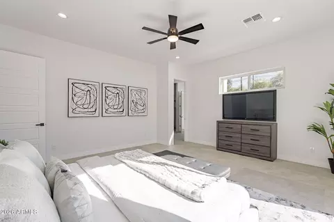 Bedroom - 707 E Ocotillo Rd, Phoenix, AZ 85014 photo 4 of 10