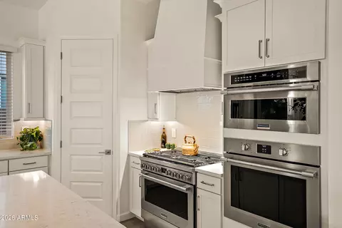 Kitchen - 6029 E Lone Cactus Dr, Phoenix, AZ 85054 photo 4 of 5