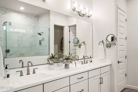 Bath - 6029 E Lone Cactus Dr, Phoenix, AZ 85054 photo 2 of 4