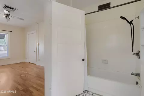 Bath - 2518 N Mitchell St, Phoenix, AZ 85006 photo 2 of 2