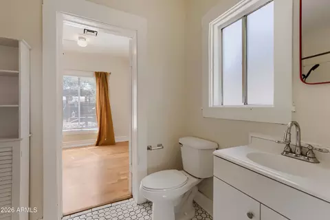 Bath - 2518 N Mitchell St, Phoenix, AZ 85006 photo 1 of 2