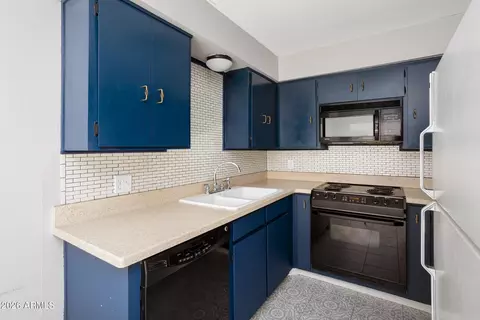 Kitchen - 1320 E Bethany Home Rd #102, Phoenix, AZ 85014 photo 1 of 1