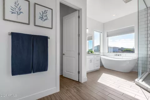 Bath - 825 E Perdido Way, Phoenix, AZ 85086 photo 1 of 6
