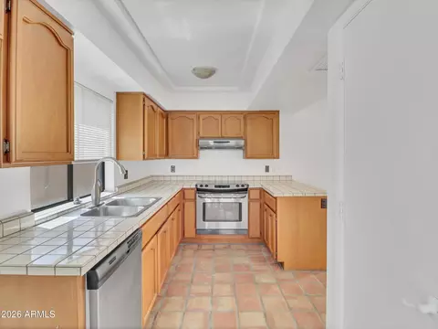 Kitchen - 1010 E Becker Ln, Phoenix, AZ 85020 photo 4 of 6
