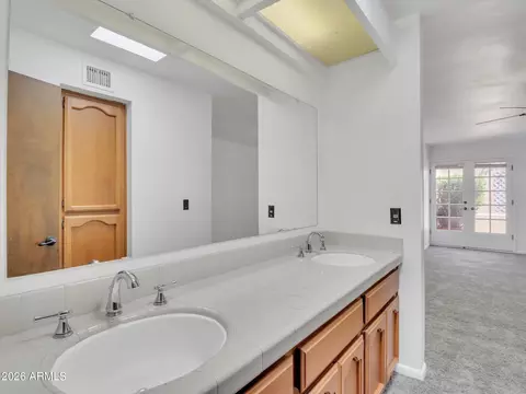 Bath - 1010 E Becker Ln, Phoenix, AZ 85020 photo 3 of 4