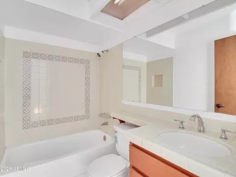 Bath - 1010 E Becker Ln, Phoenix, AZ 85020 photo 4 of 4