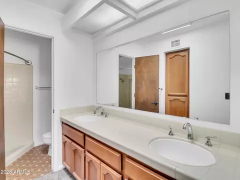 Bath - 1010 E Becker Ln, Phoenix, AZ 85020 photo 1 of 4