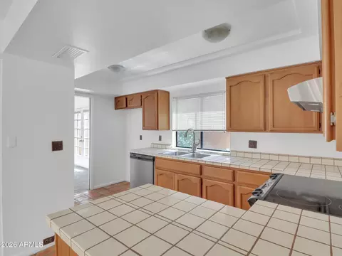 Kitchen - 1010 E Becker Ln, Phoenix, AZ 85020 photo 3 of 6