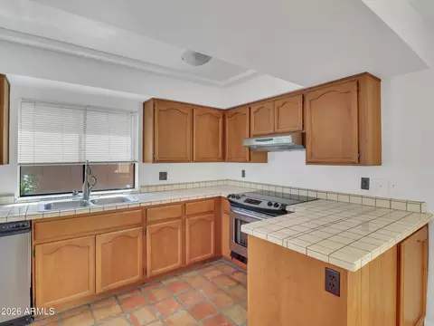 Kitchen - 1010 E Becker Ln, Phoenix, AZ 85020 photo 2 of 6