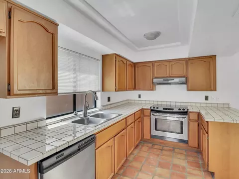 Kitchen - 1010 E Becker Ln, Phoenix, AZ 85020 photo 5 of 6