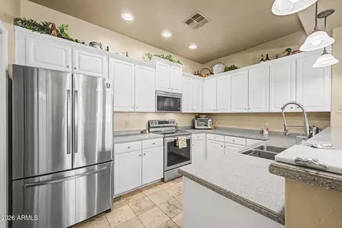 Kitchen - 3131 E Legacy Dr #2001, Phoenix, AZ 85042 photo 3 of 5