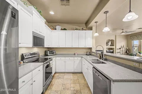 Kitchen - 3131 E Legacy Dr #2001, Phoenix, AZ 85042 photo 4 of 5