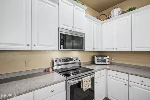 Kitchen - 3131 E Legacy Dr #2001, Phoenix, AZ 85042 photo 5 of 5
