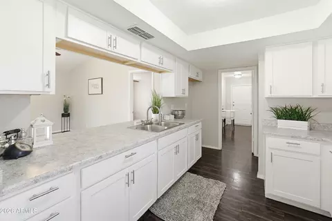 Kitchen - 4041 W Pershing Ave, Phoenix, AZ 85029 photo 3 of 7