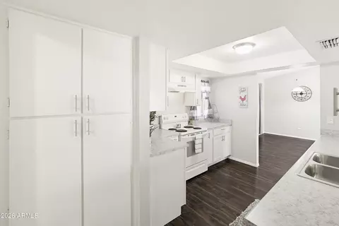Kitchen - 4041 W Pershing Ave, Phoenix, AZ 85029 photo 7 of 7