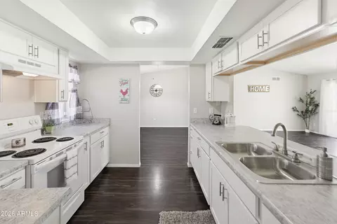 Kitchen - 4041 W Pershing Ave, Phoenix, AZ 85029 photo 4 of 7