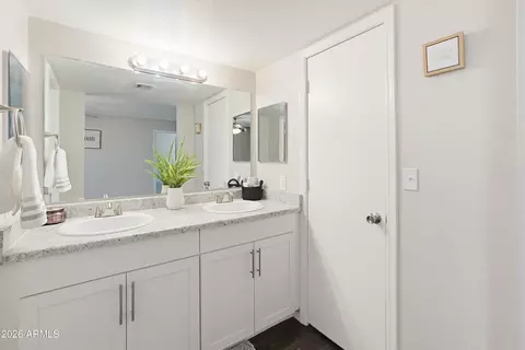 Bath - 4041 W Pershing Ave, Phoenix, AZ 85029 photo 3 of 4