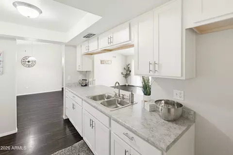 Kitchen - 4041 W Pershing Ave, Phoenix, AZ 85029 photo 5 of 7