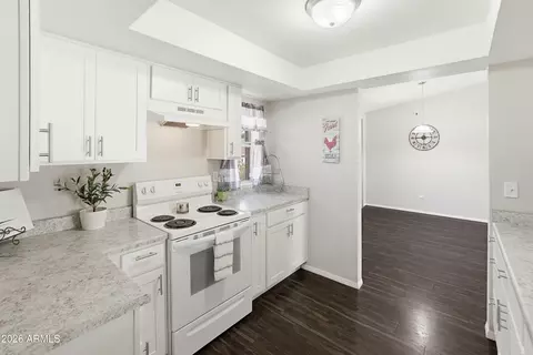 Kitchen - 4041 W Pershing Ave, Phoenix, AZ 85029 photo 6 of 7