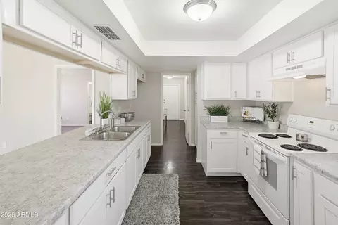 Kitchen - 4041 W Pershing Ave, Phoenix, AZ 85029 photo 1 of 7