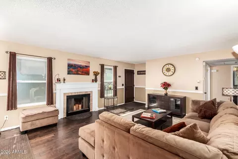 Living - 924 Escuda Dr, Phoenix, AZ 85024 photo 1 of 2