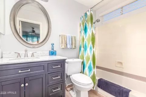 Bath - 924 Escuda Dr, Phoenix, AZ 85024 photo 2 of 3