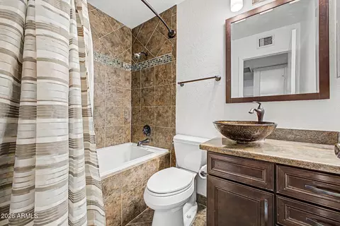 Bath - 924 Escuda Dr, Phoenix, AZ 85024 photo 2 of 2