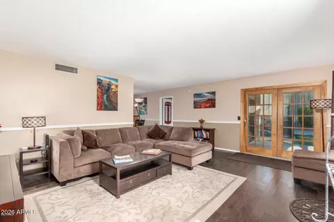 Living - 924 Escuda Dr, Phoenix, AZ 85024 photo 2 of 2