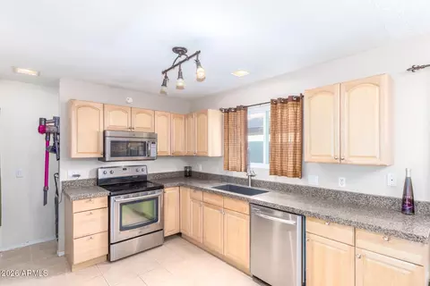 Kitchen - 924 Escuda Dr, Phoenix, AZ 85024 photo 1 of 2
