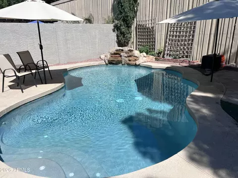 Exterior - 924 Escuda Dr, Phoenix, AZ 85024 photo 2 of 9