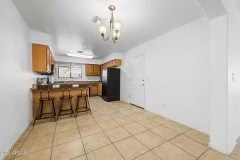 Dining - 2743 E Tamarisk Ave, Phoenix, AZ 85040 photo 3 of 3