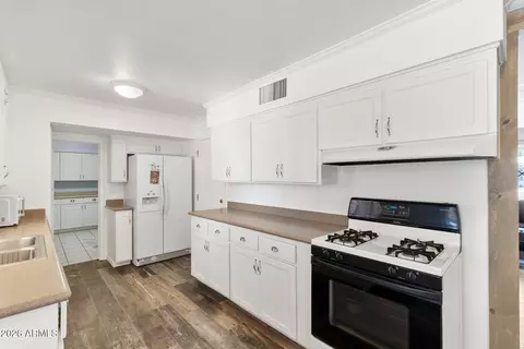 Kitchen - 317 E Griswold Rd, Phoenix, AZ 85020 photo 4 of 5