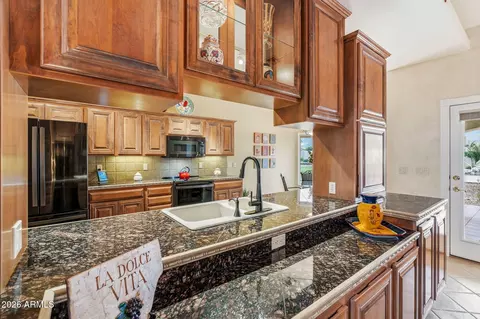 Kitchen - 5851 E Blue Oak Ct, Hereford, AZ 85615 photo 3 of 5