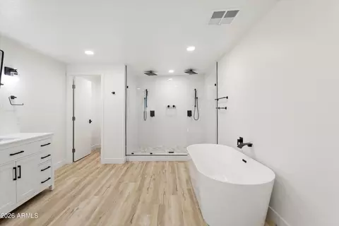 Bath - 7201 N 16th Dr, Phoenix, AZ 85021 photo 2 of 5