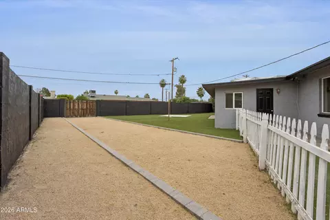 Exterior - 7201 N 16th Dr, Phoenix, AZ 85021 photo 5 of 8