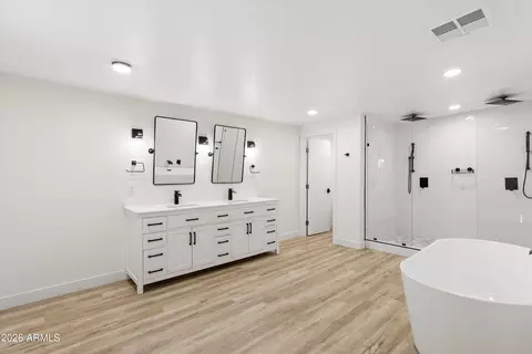 Bath - 7201 N 16th Dr, Phoenix, AZ 85021 photo 1 of 5