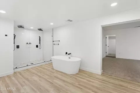 Bath - 7201 N 16th Dr, Phoenix, AZ 85021 photo 3 of 5