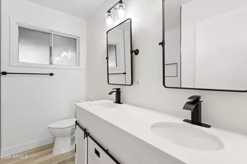 Bath - 7201 N 16th Dr, Phoenix, AZ 85021 photo 4 of 5