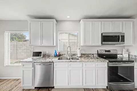 Kitchen - 3907 E Windrose Dr, Phoenix, AZ 85032 photo 5 of 6