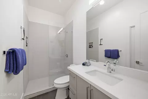 Bath - 2935 E Mulberry Dr, Phoenix, AZ 85016 photo 3 of 4