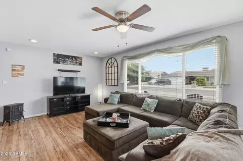 Living - 4822 N 64 Dr, Phoenix, AZ 85033 photo 2 of 3