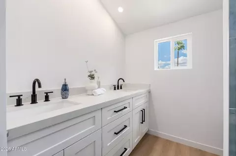 Bath - 4530 E Rhonda Dr, Phoenix, AZ 85018 photo 3 of 3